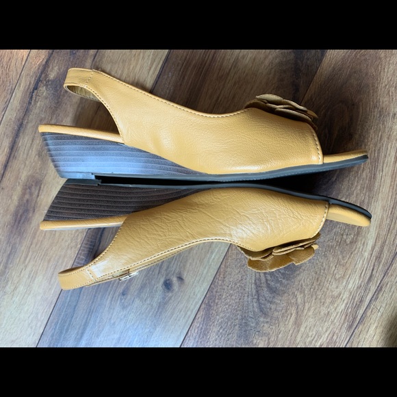 Adorable Yellow Dress Sandals - Picture 3 of 8